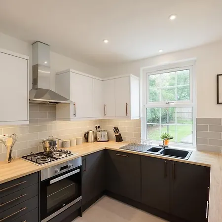 New Lovely-4bed-2bath-parking-by Fabaccommodation