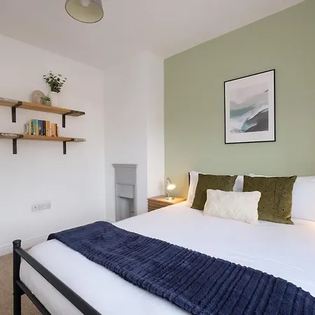 New Lovely-4bed-2bath-parking-by Fabaccommodation Bristol