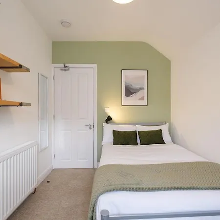 New Lovely-4bed-2bath-parking-by Fabaccommodation Bristol