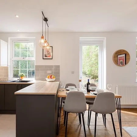 Apartmán New Lovely-4bed-2bath-parking-by Fabaccommodation *