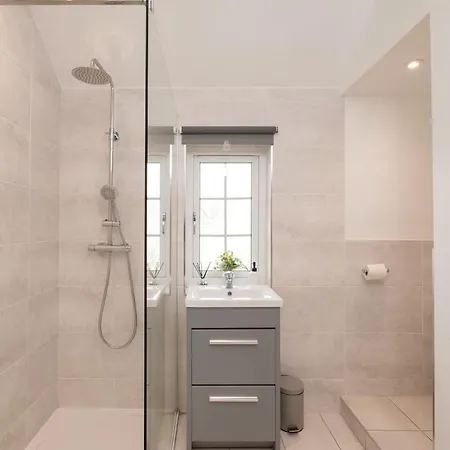 New Lovely-4bed-2bath-parking-by Fabaccommodation Apartmán Bristol