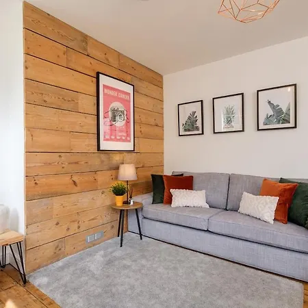 New Lovely-4bed-2bath-parking-by Fabaccommodation Bristol