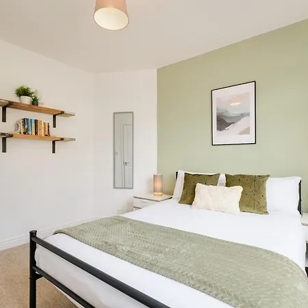 New Lovely-4bed-2bath-parking-by Fabaccommodation Apartmán *