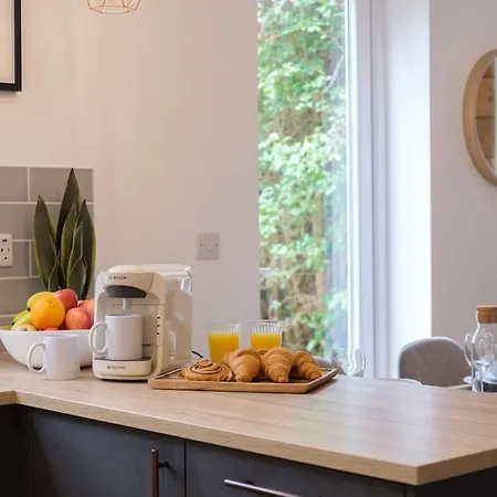 New Lovely-4bed-2bath-parking-by Fabaccommodation * Bristol
