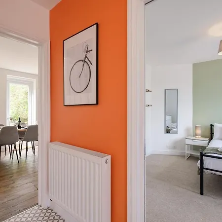 New Lovely-4bed-2bath-parking-by Fabaccommodation *