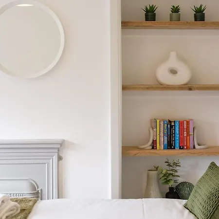 New Lovely-4bed-2bath-parking-by Fabaccommodation Bristol