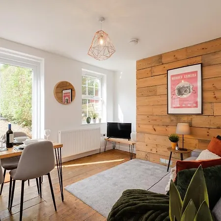 New Lovely-4bed-2bath-parking-by Fabaccommodation Bristol
